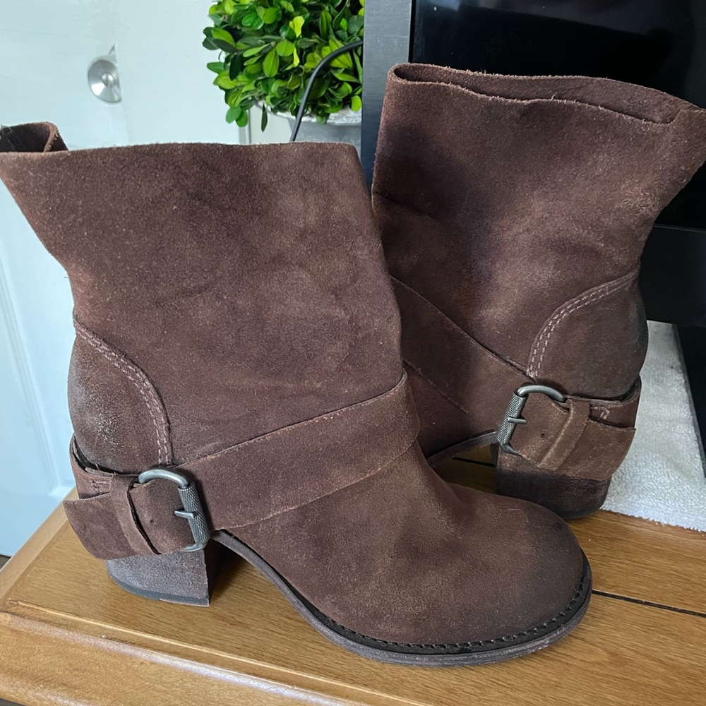 Vera Wang boots
